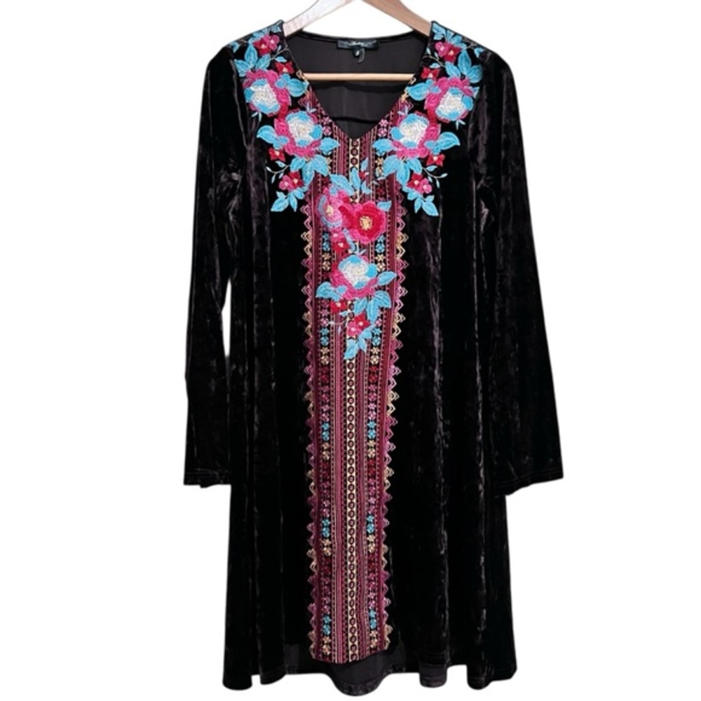 Andre by Unit Black Velvet Shift Dress Embroidered
